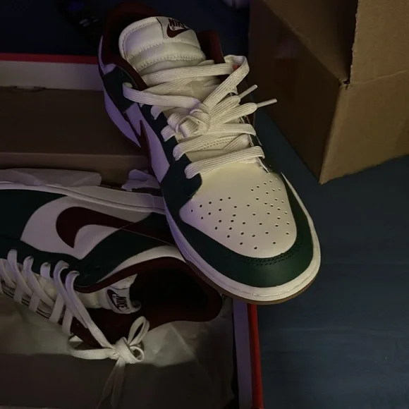 Brand new Nike dunk low size 9 1/2 with OG box - Picture 3 of 6
